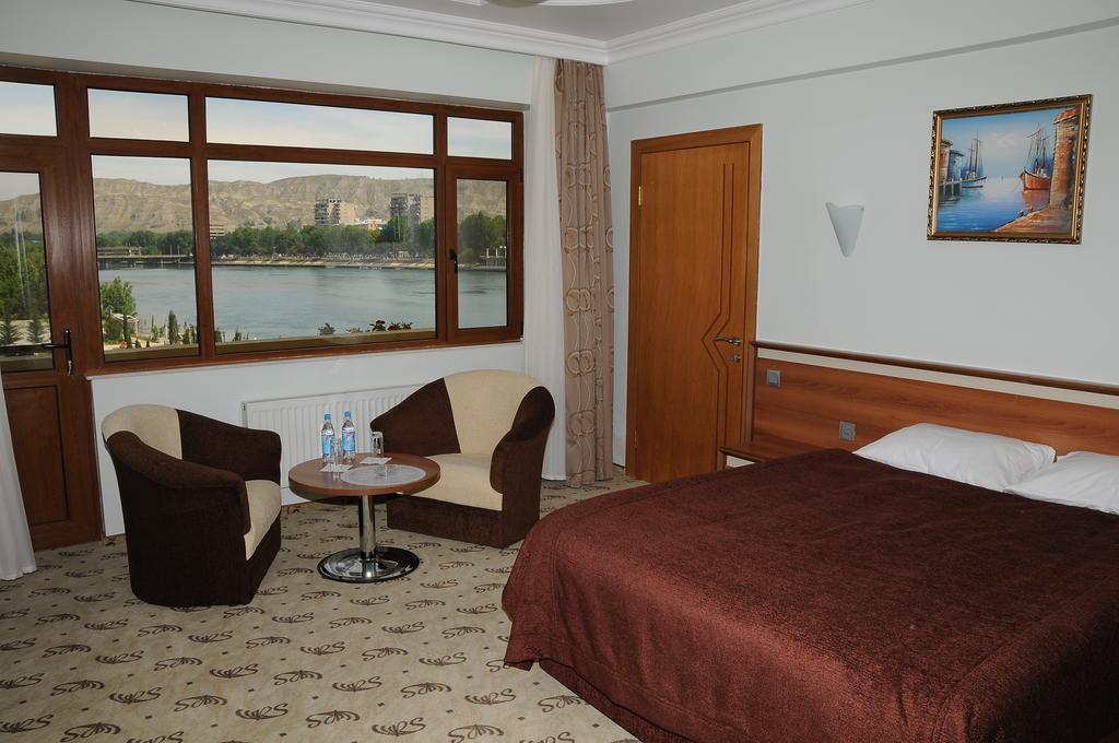 River Side Hotel Mingetjaur Rum bild