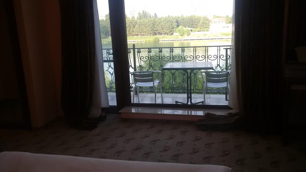 River Side Hotel Mingetjaur Rum bild