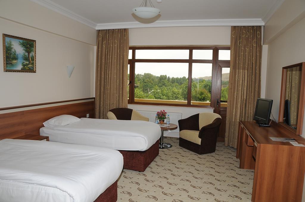 River Side Hotel Mingetjaur Rum bild