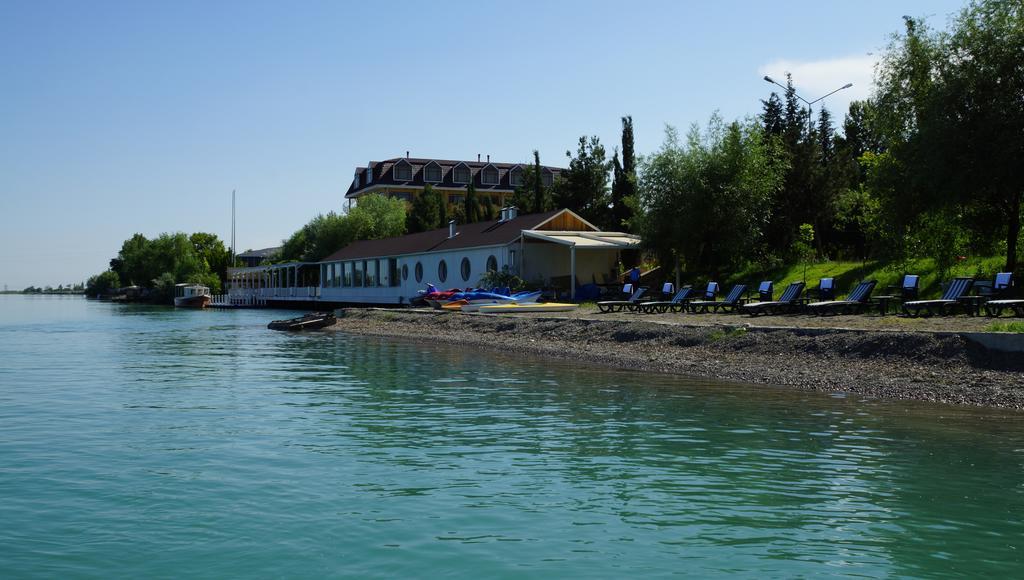 River Side Hotel Mingetjaur Exteriör bild